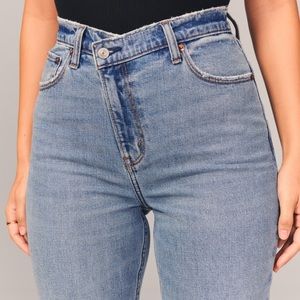 Abercrombie & Fitch Curve Love Ultra High Rise 90s Slim Straight Jean